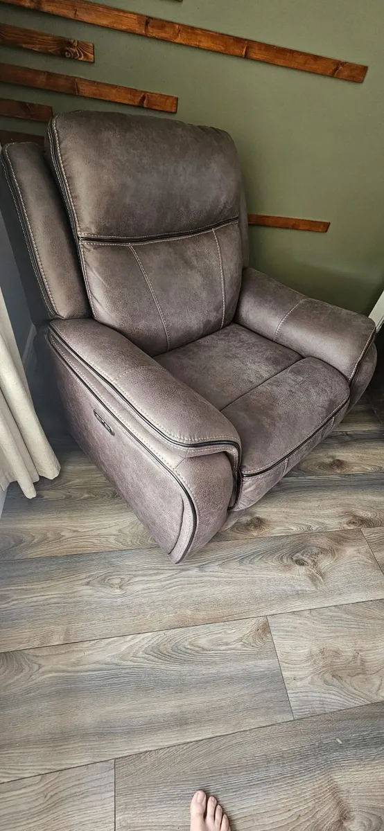Phoenix Media2seater and 2 one sitters. Reclining - Image 1