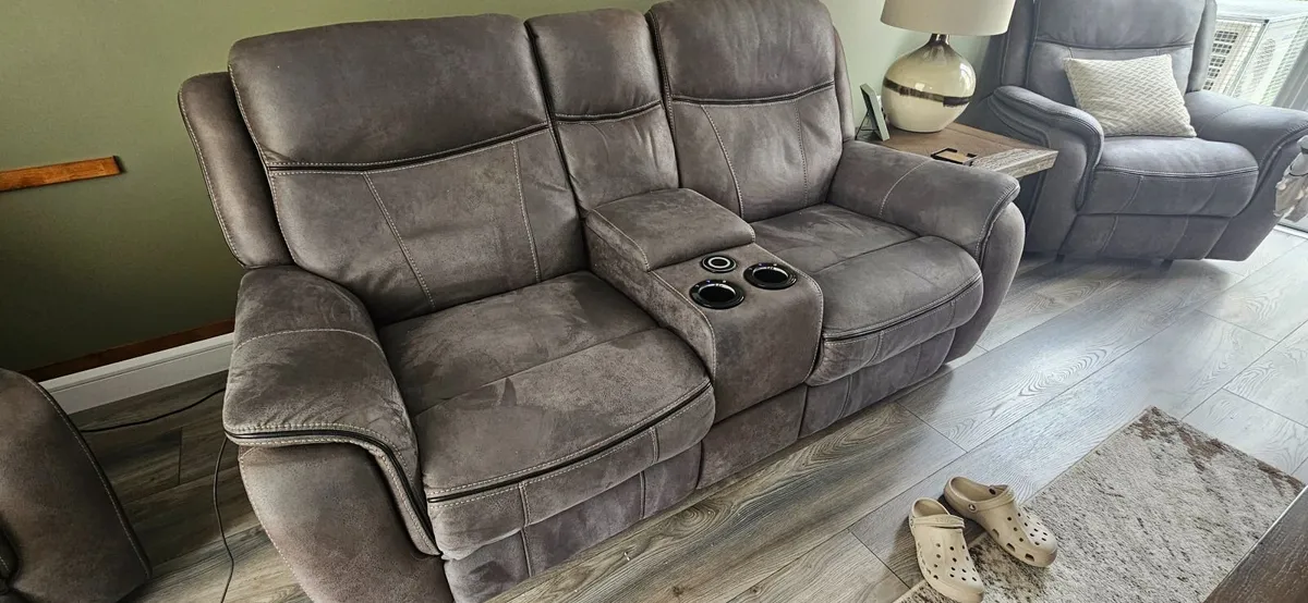 Phoenix Media2seater and 2 one sitters. Reclining - Image 4