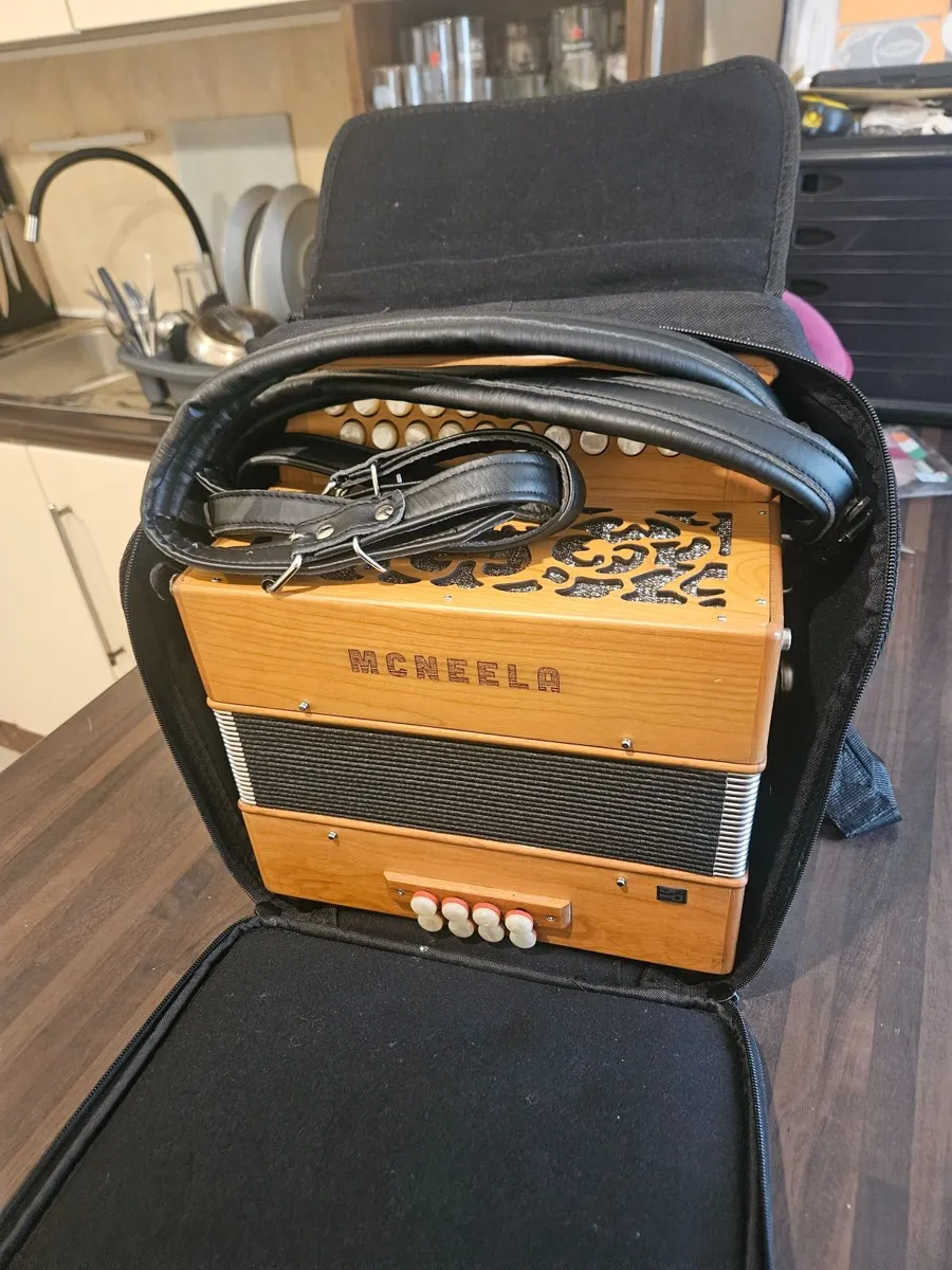 c/d  MCNEELA 21 BUTTON ACCORDION WITH CASE - Image 3