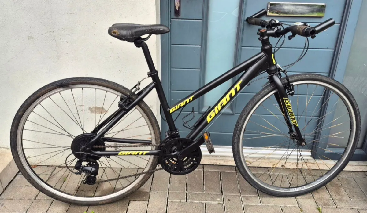 ADULTS GIANT BIKE BRAKES AND GEARS ARE WORKING PER - Image 2