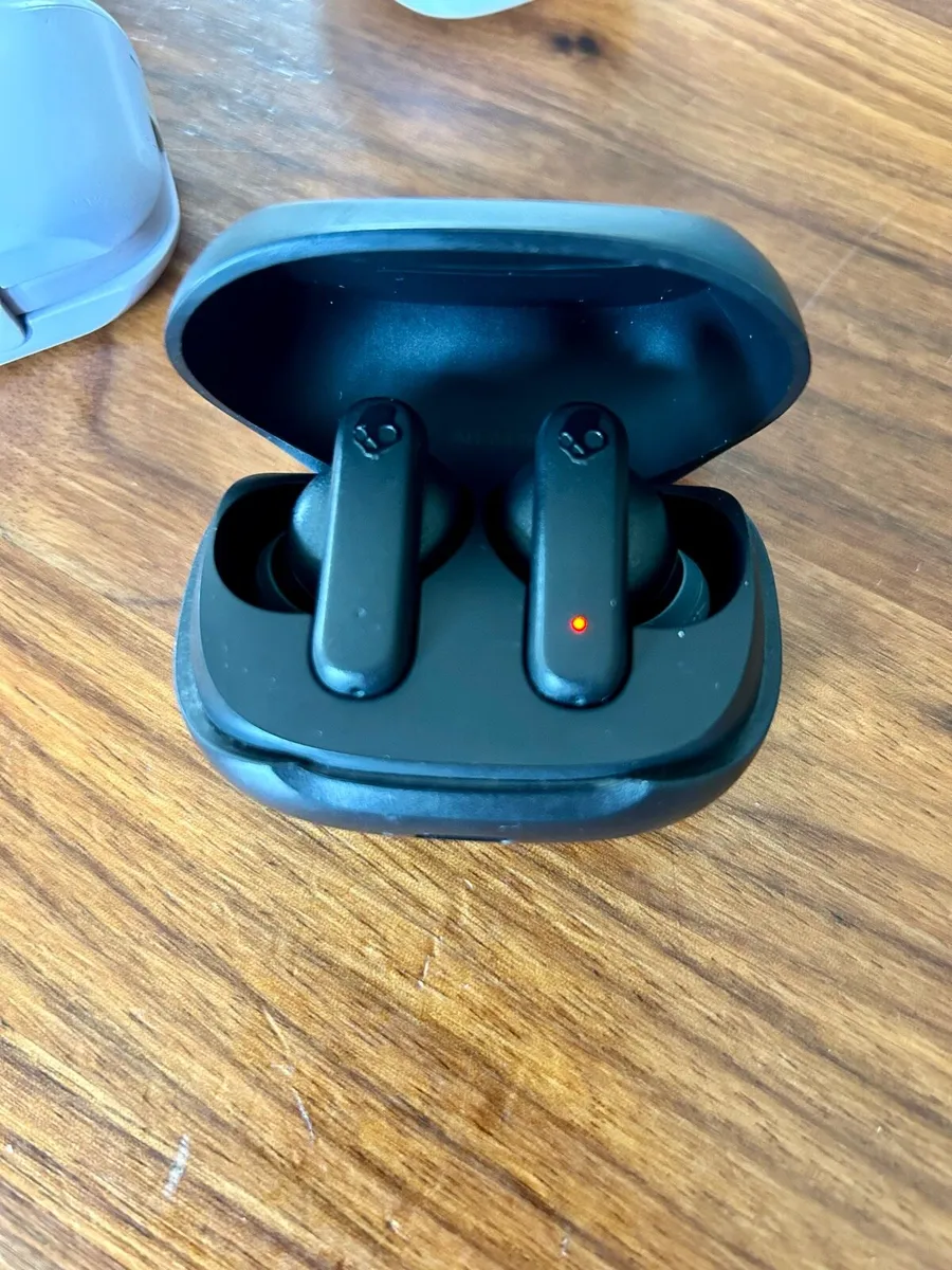 Earbuds - for repair or parts - Image 2
