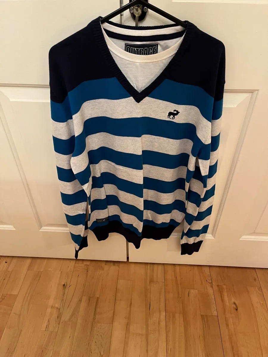 Men's White/blue Top