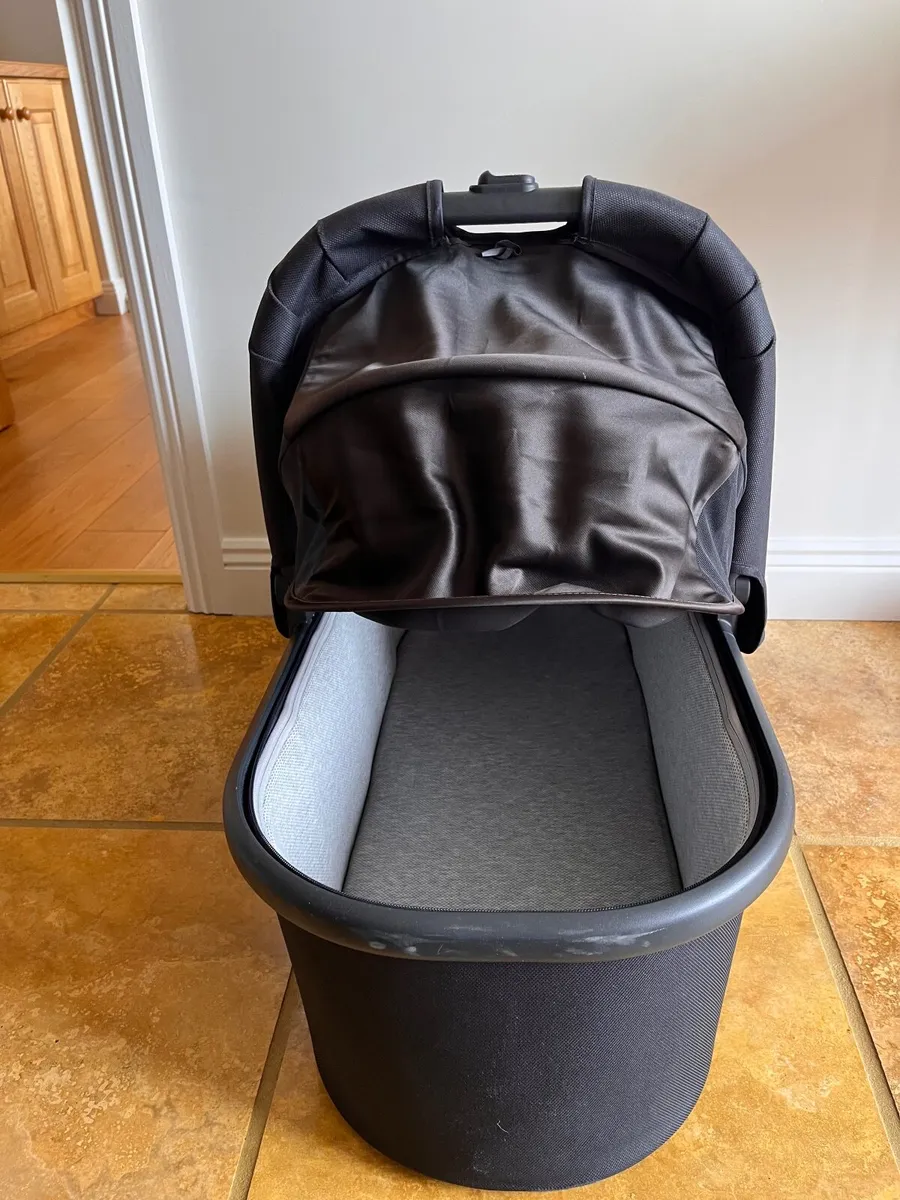 Uppababy v2 bassinet in Jake - Image 1