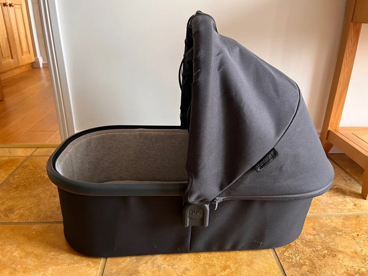Uppababy v2 bassinet in Jake - Image 2