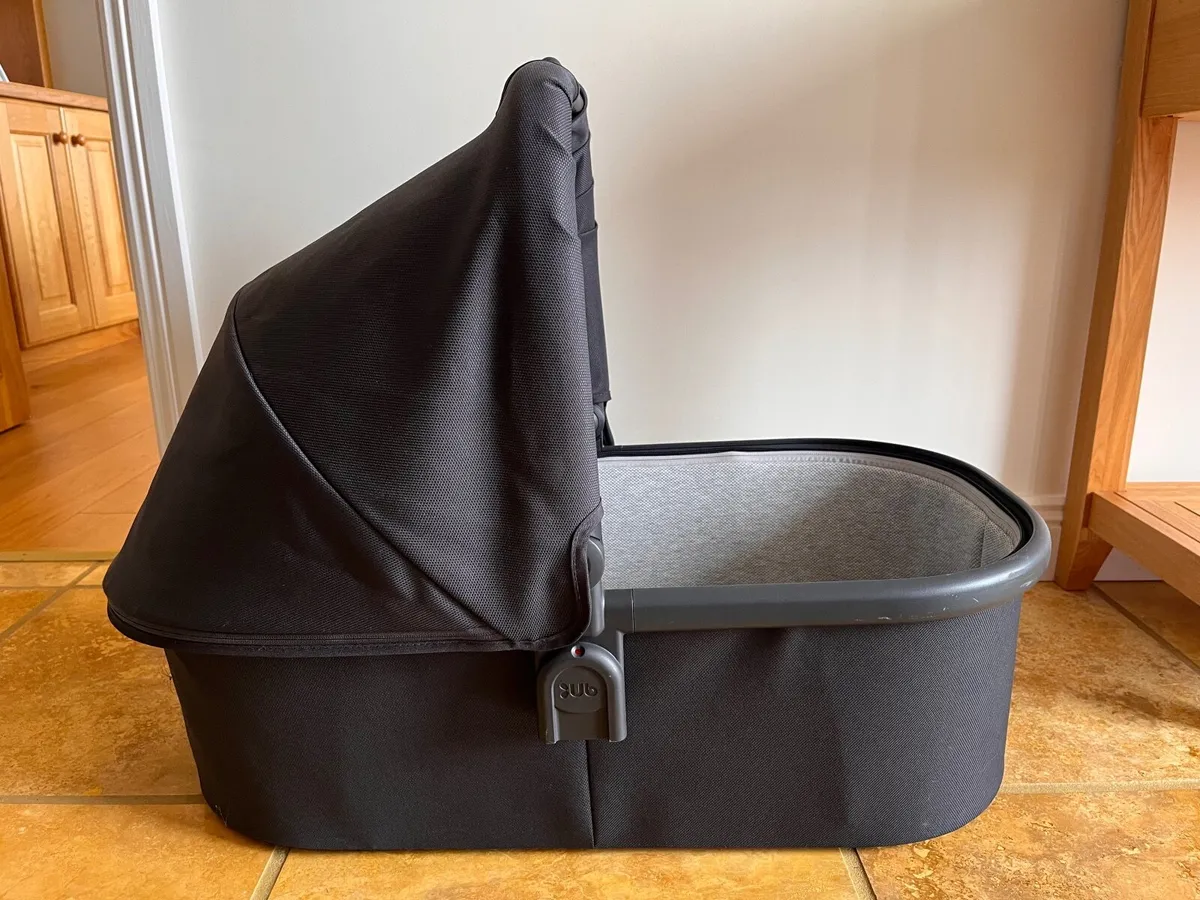 Uppababy v2 bassinet in Jake - Image 3