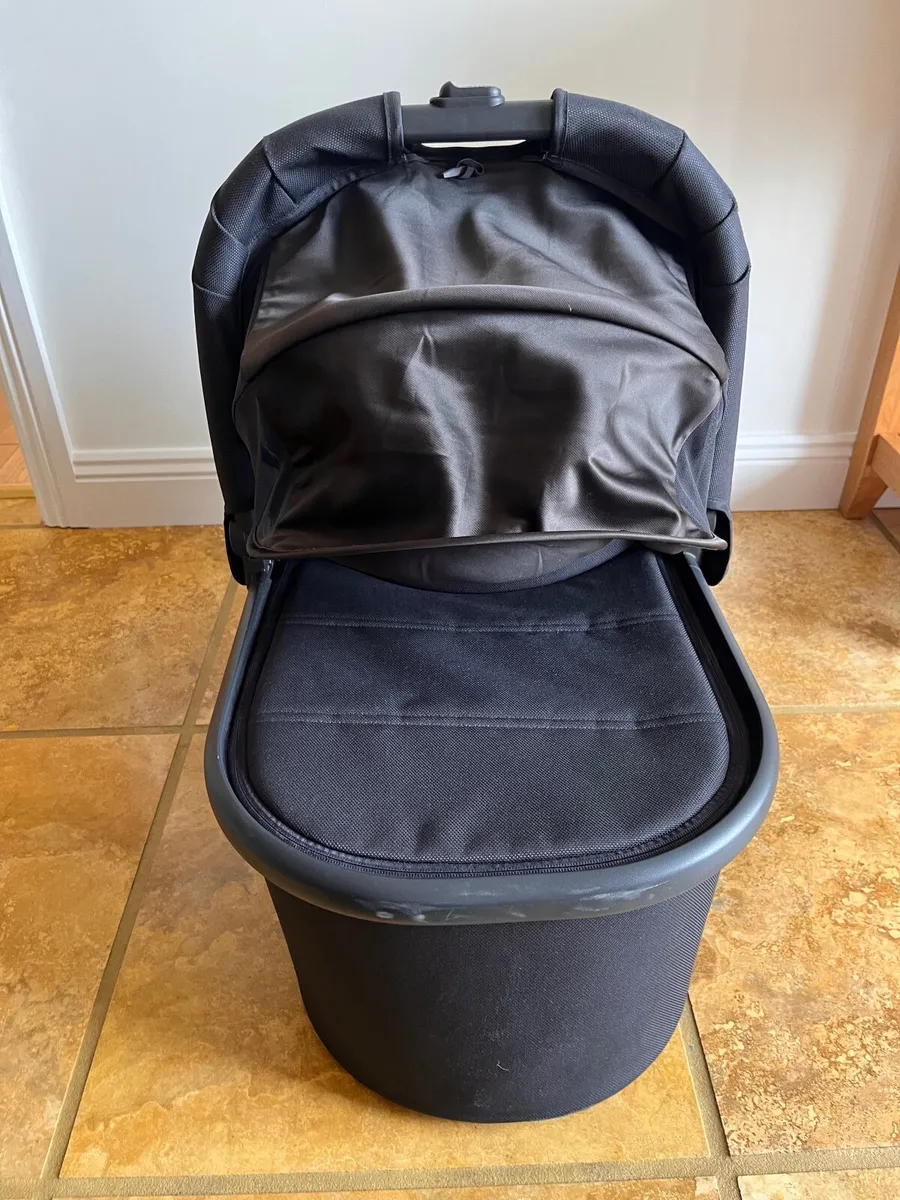 Uppababy v2 bassinet in Jake - Image 4