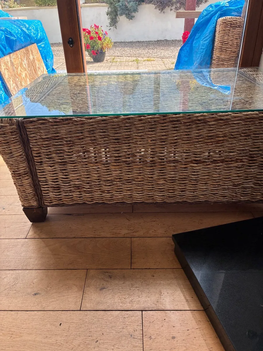 Wicker glass coffee table - Image 1