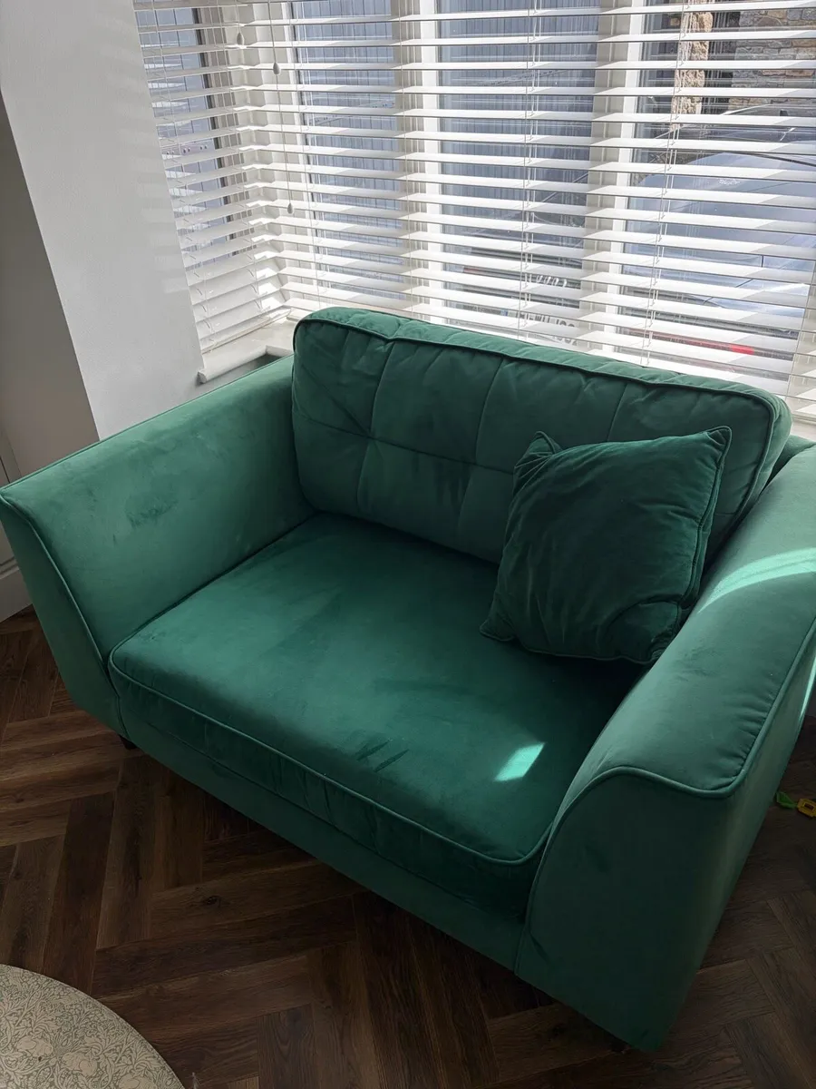 1.5 Seater Green Velvet Couch - Image 3