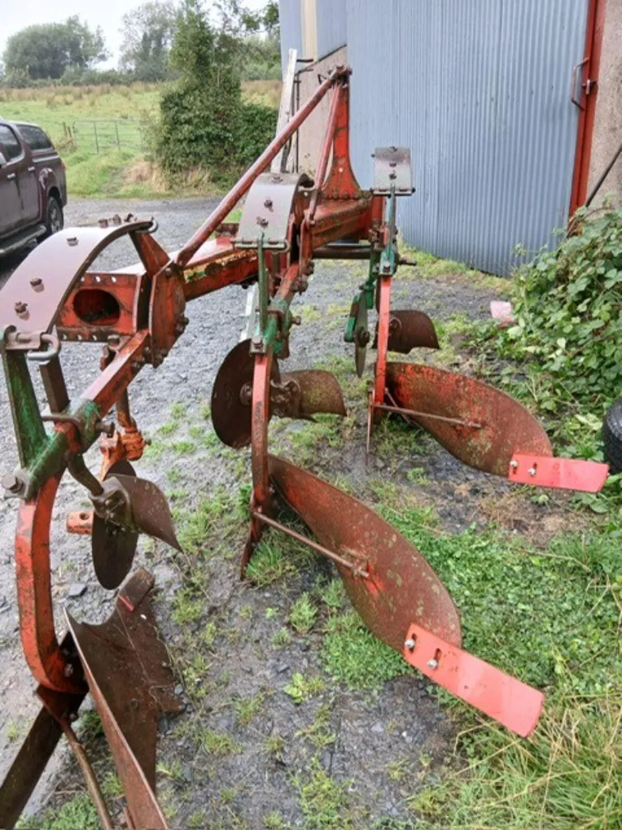 KVERNELAND 3F AUTO RESET PLOUGH - Image 1