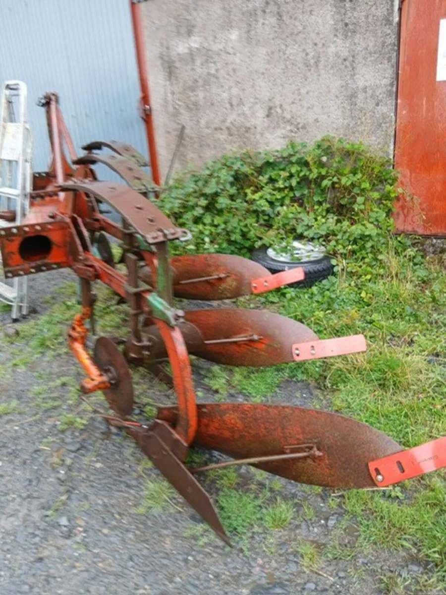 KVERNELAND 3F AUTO RESET PLOUGH - Image 2