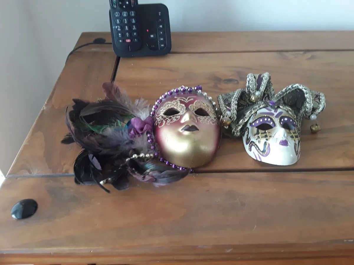 2  small ornamental wall masks - Image 2