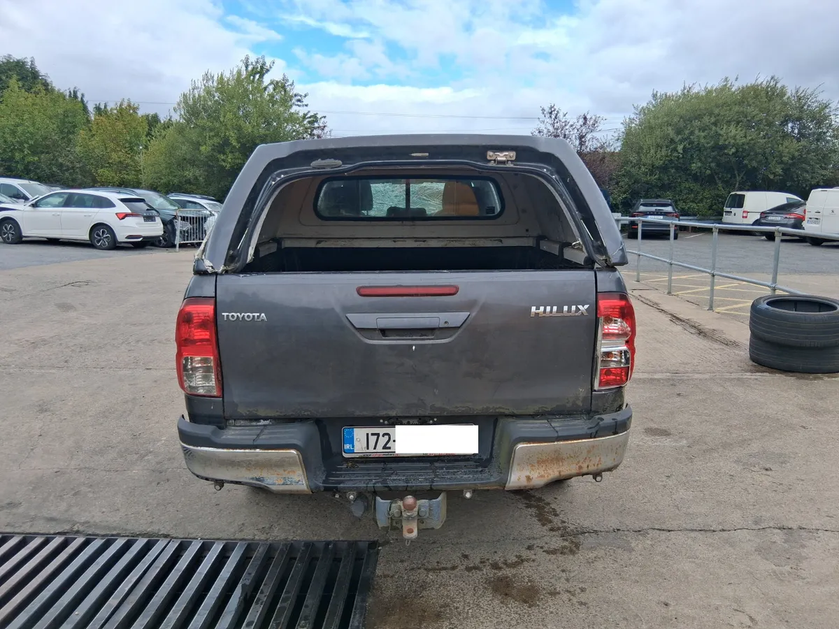 2017 TOYOTA HILUX 2.4L Diesel (for parts only) - Image 2