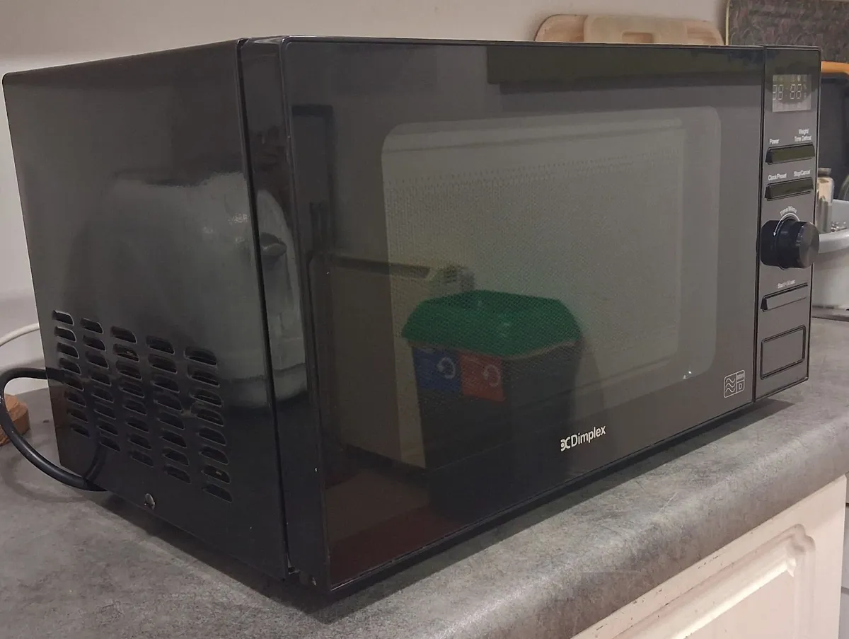 2nd hand black Dimplex microwave - Image 2
