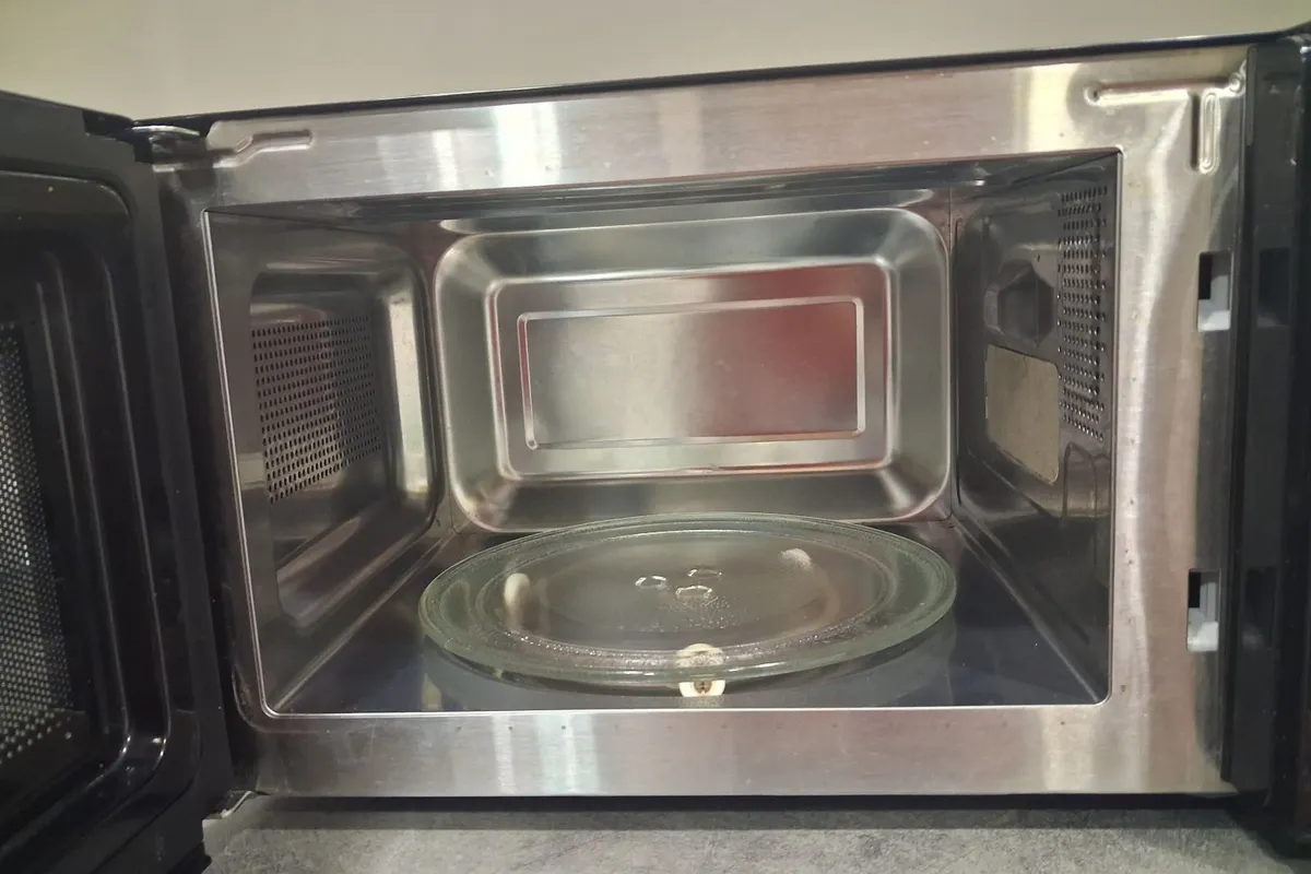 2nd hand black Dimplex microwave - Image 3