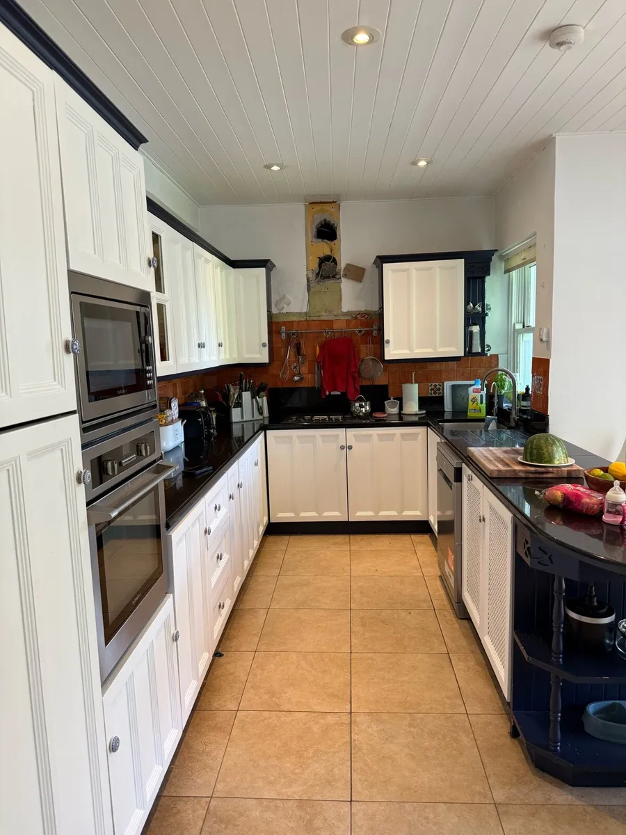 Kitchen with appliances - Image 1