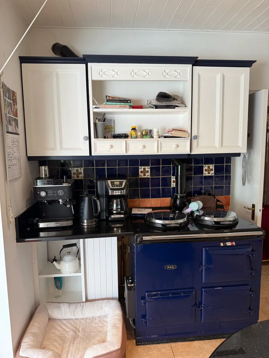 Kitchen with appliances - Image 4