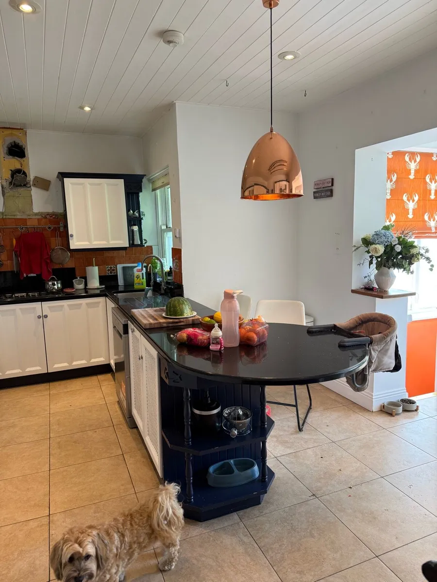 Kitchen with appliances - Image 2
