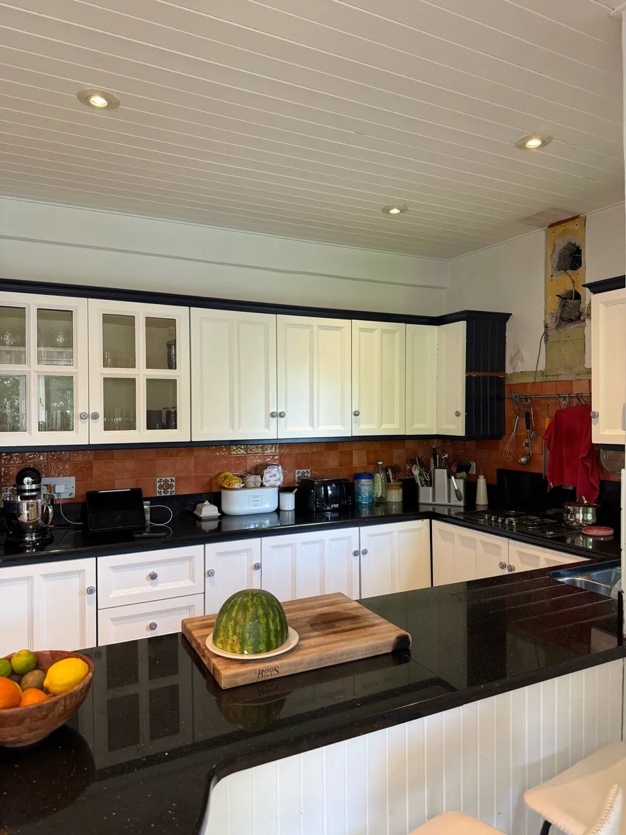 Kitchen with appliances - Image 3