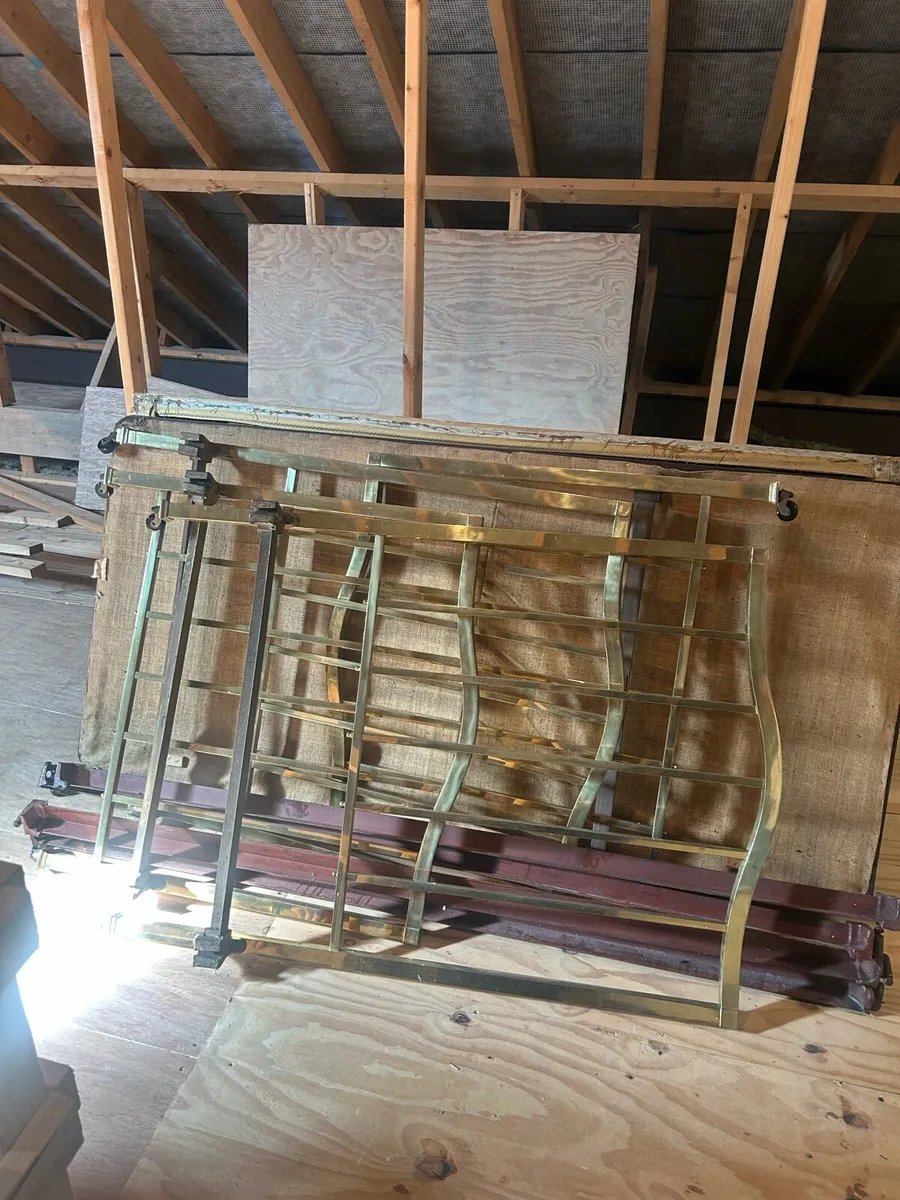 Dining room set and brass beds - Image 1