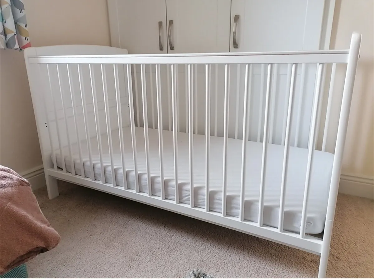 Cot, mattress + top changer - Image 1