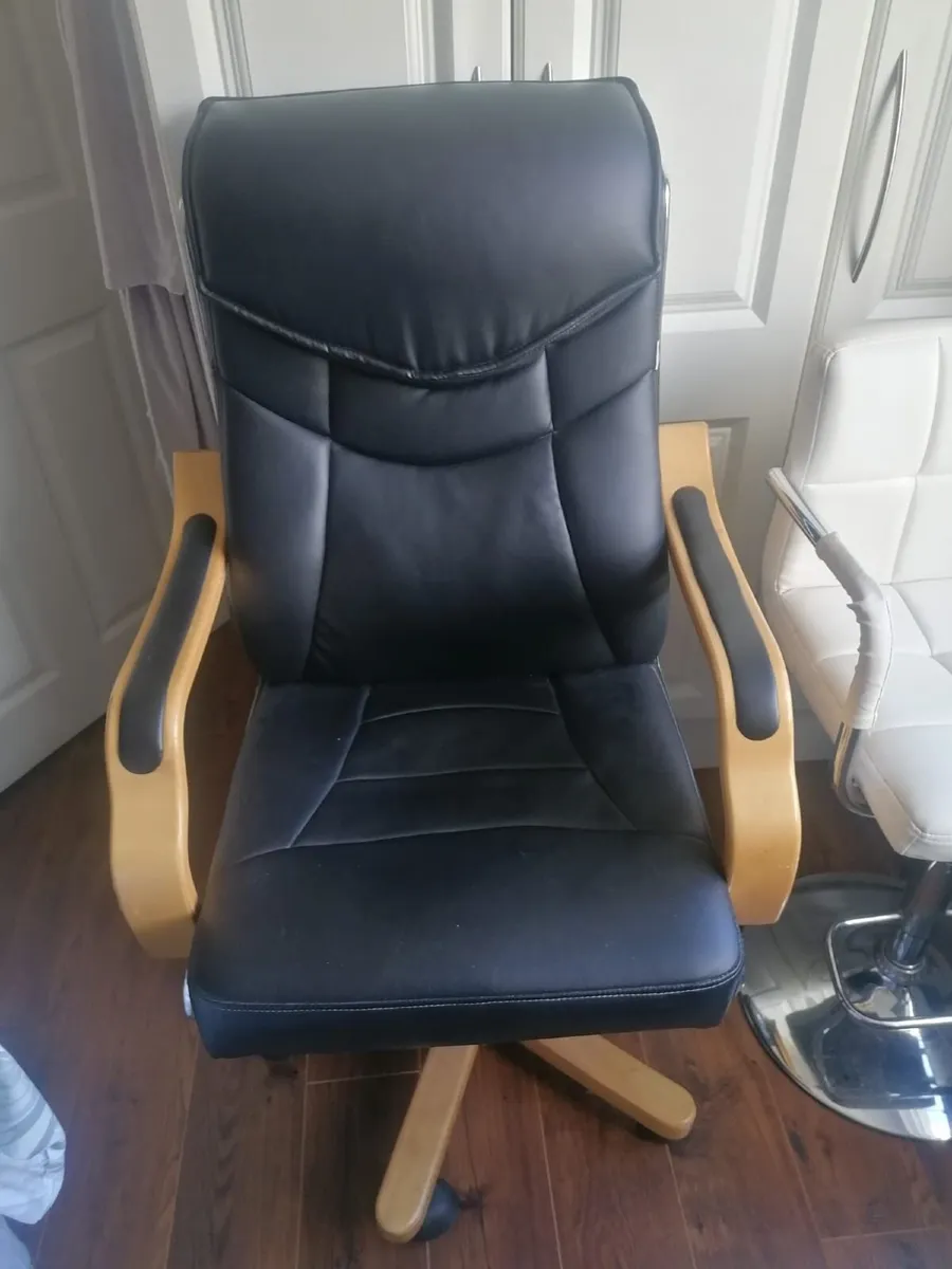 Office chair - Image 1