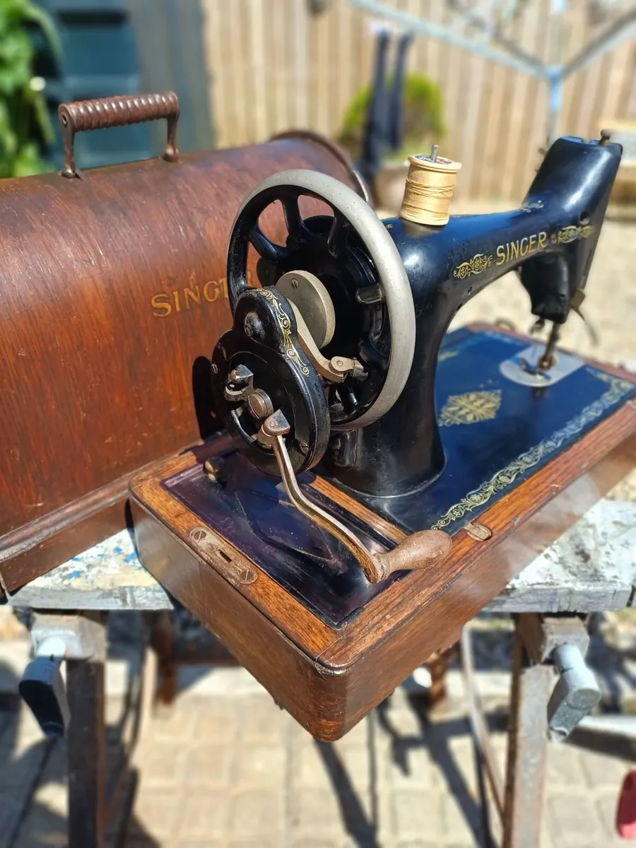 1924 Handcrank Singer Sewing Machine - Image 3