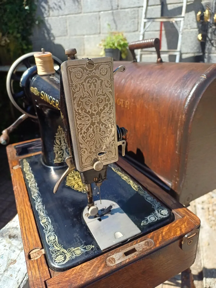 1924 Handcrank Singer Sewing Machine - Image 4