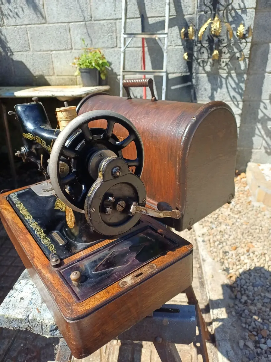 1924 Handcrank Singer Sewing Machine - Image 2