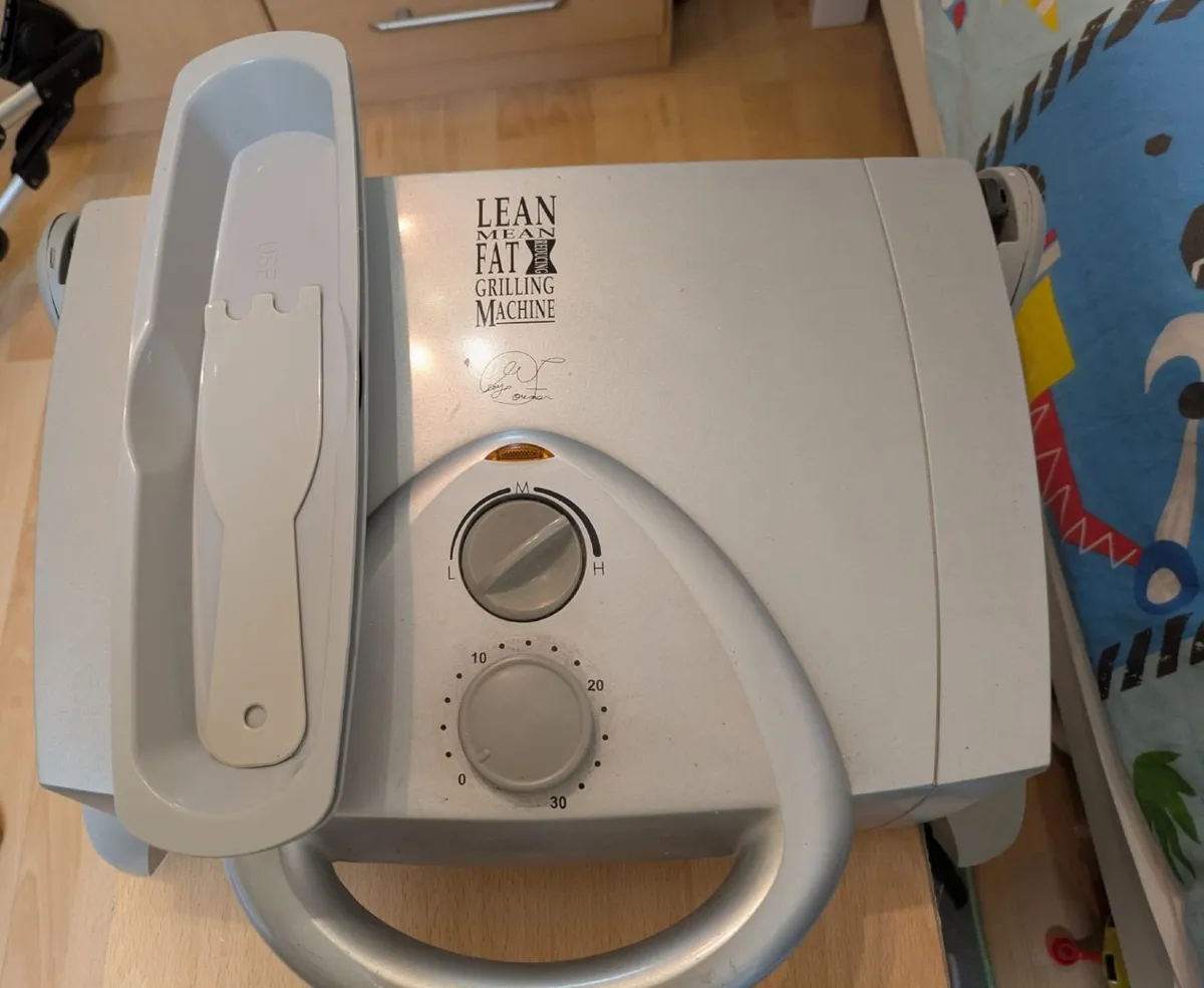 Baby's Cot and Bouncer and Misc Items - Image 3