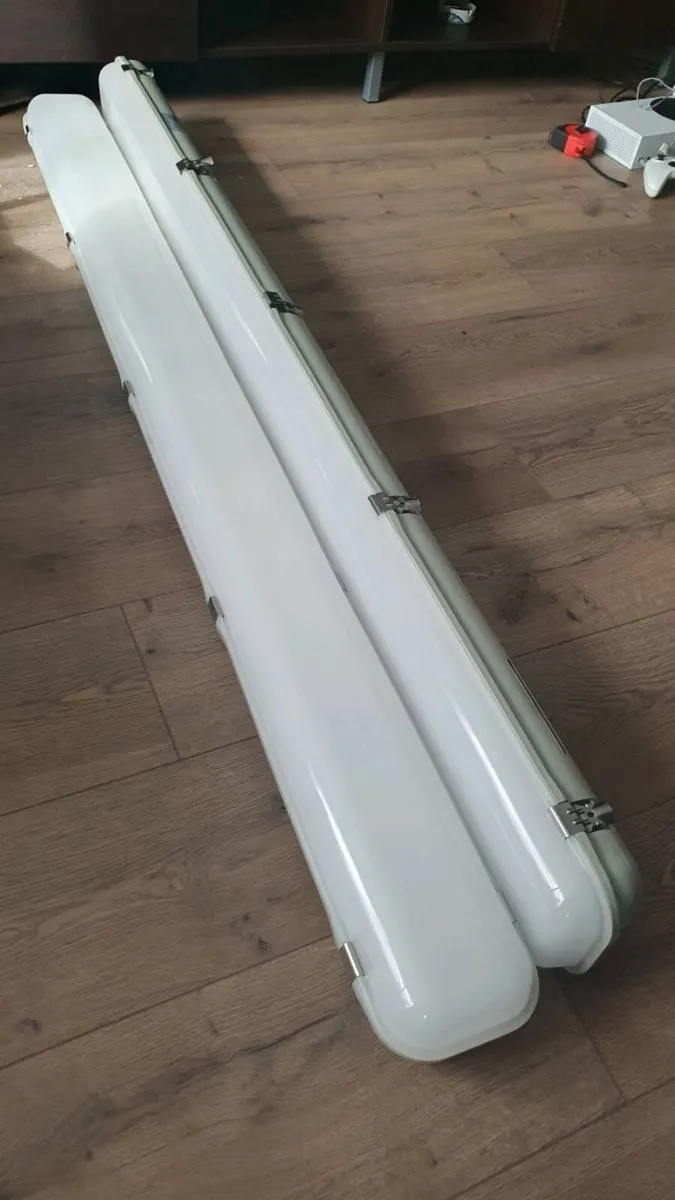 Lights 5ft ×2 - Image 1