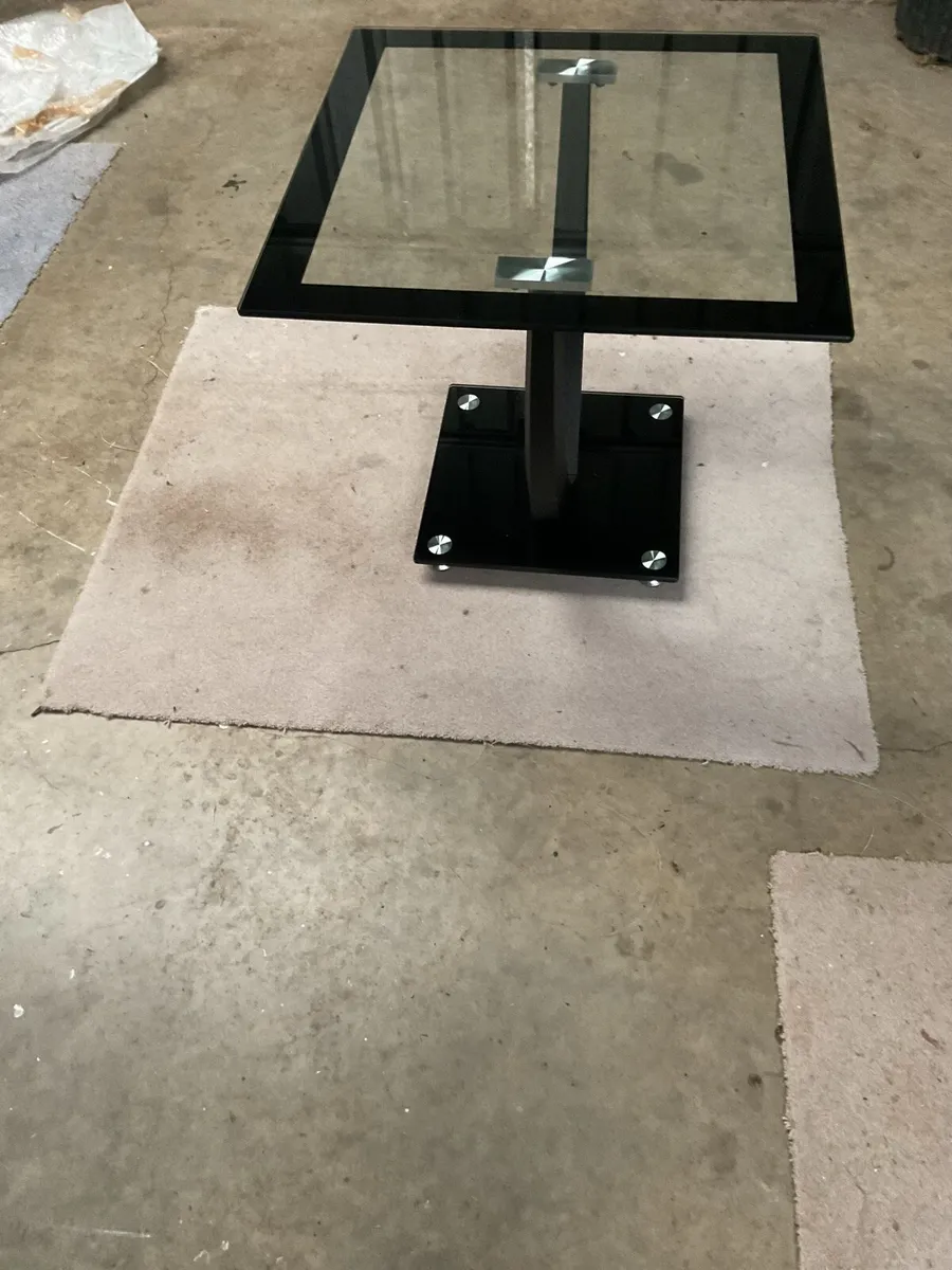 Coffee table and 2 lamps. - Image 1