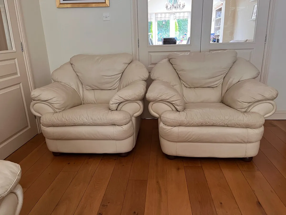 Cream leather 3 seater sofa & 2 armchairs - Image 4