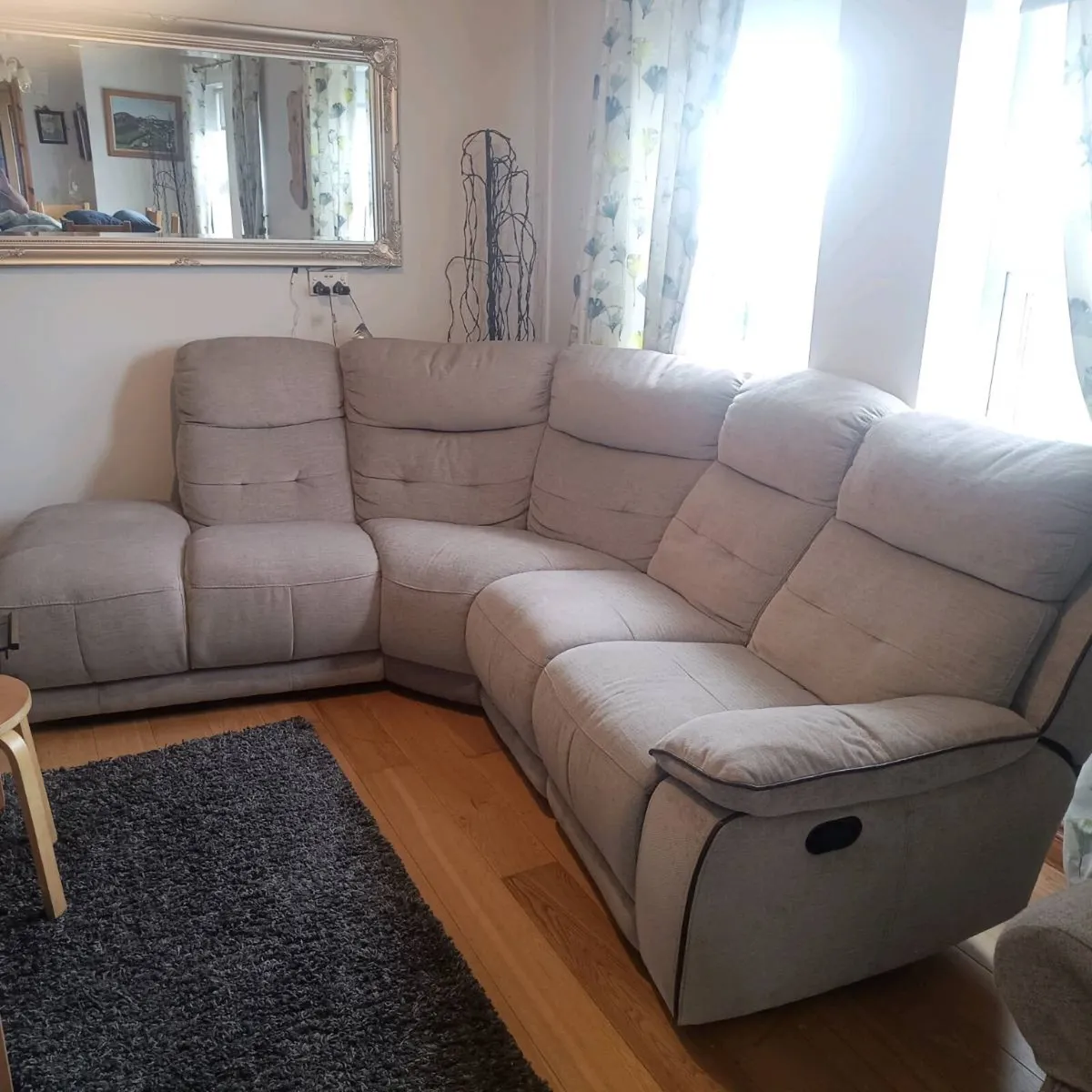 Corner couch - Image 1