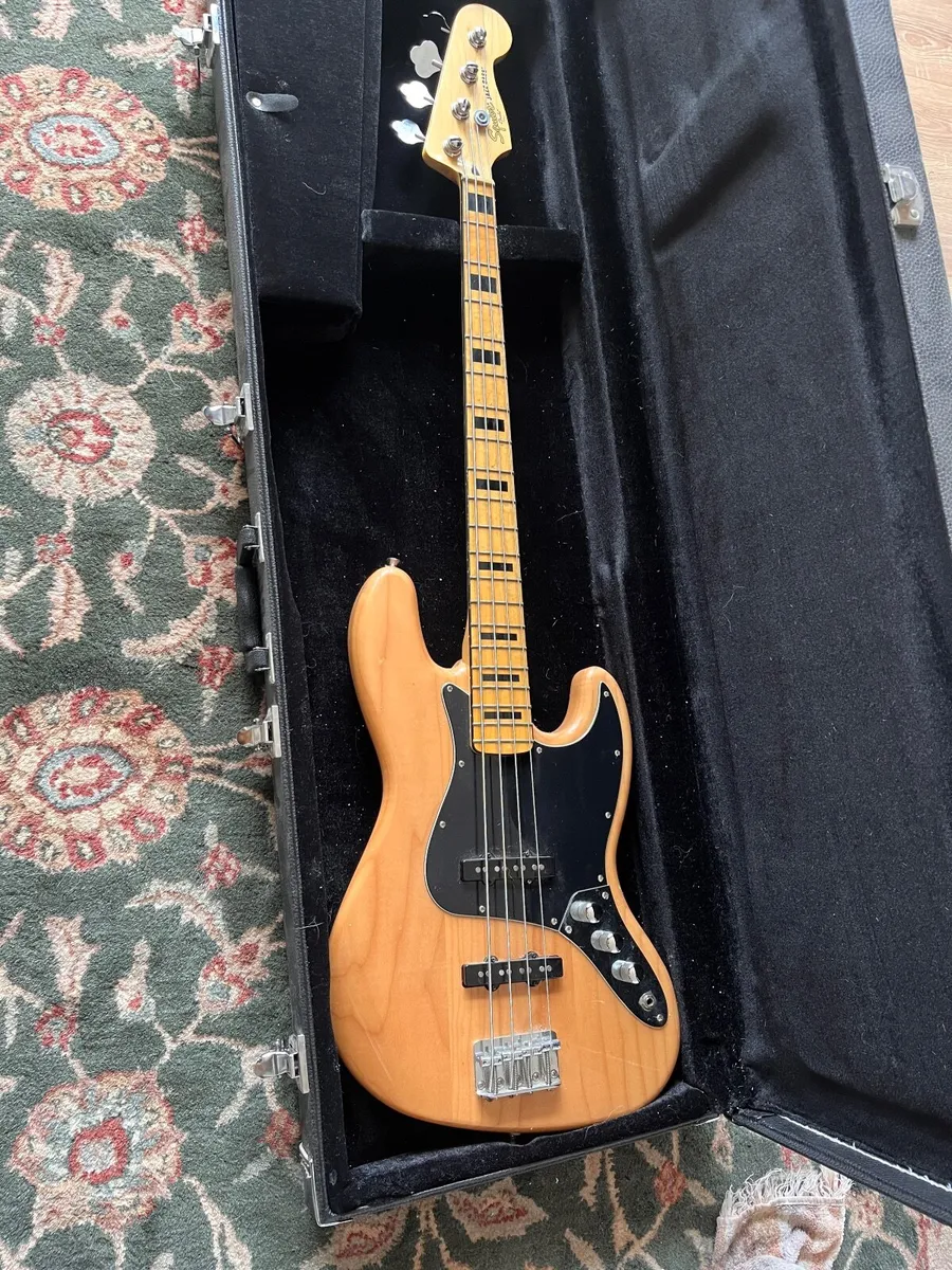 Electric bass guitar - Image 1