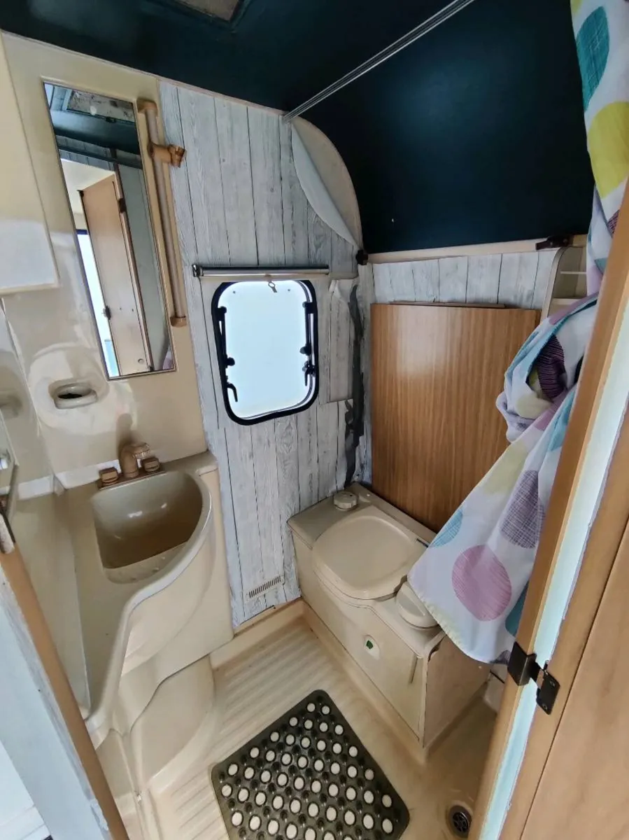 Caravan 2-3 birth - Image 4