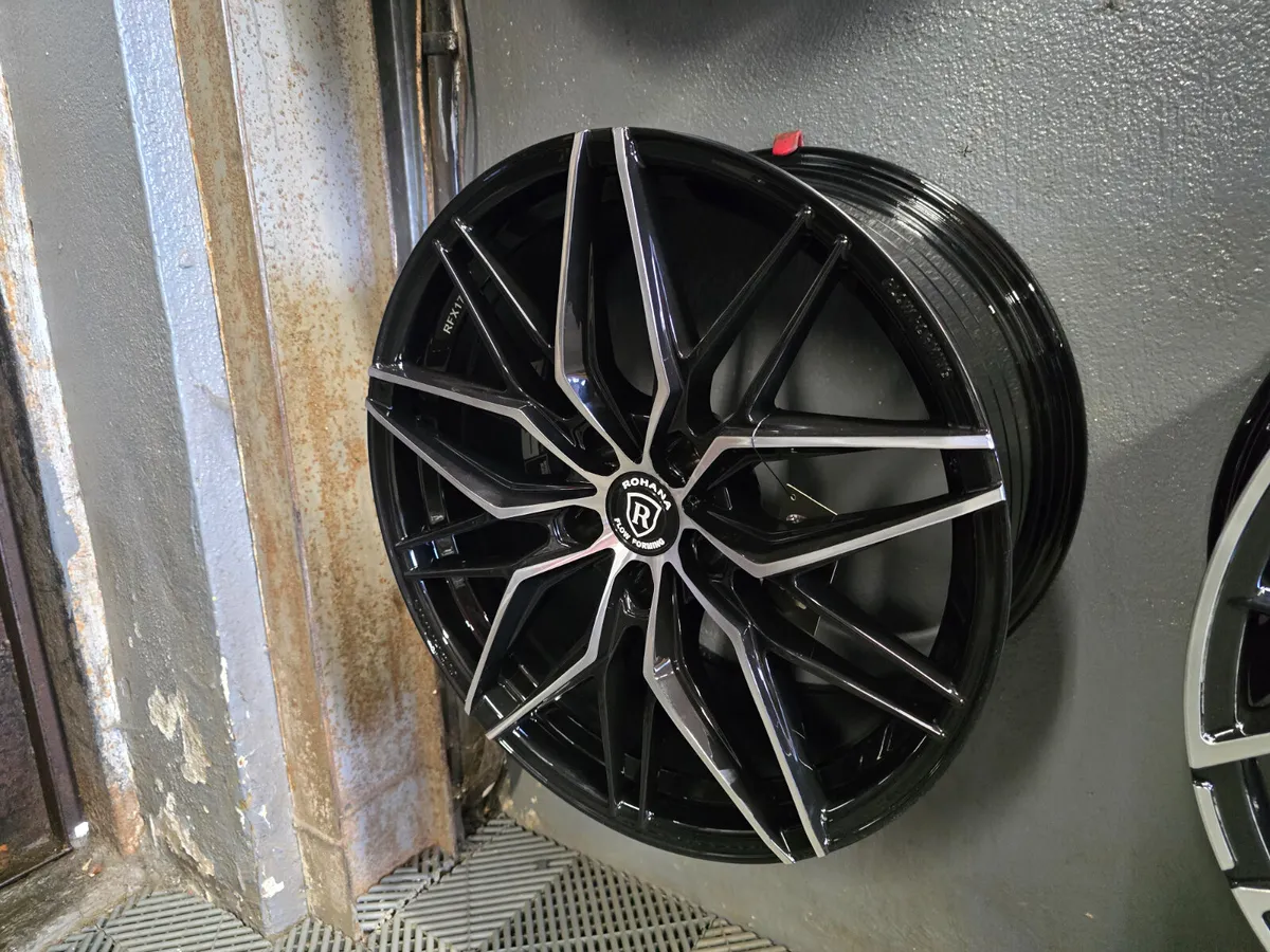 **Special** 19" Rohana RFX17