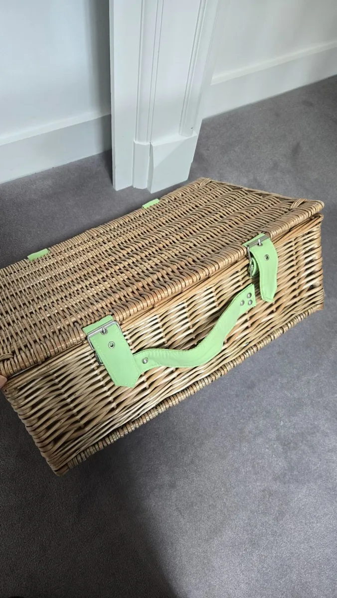 Wicker Picnic basket (4 place setting) - Image 2