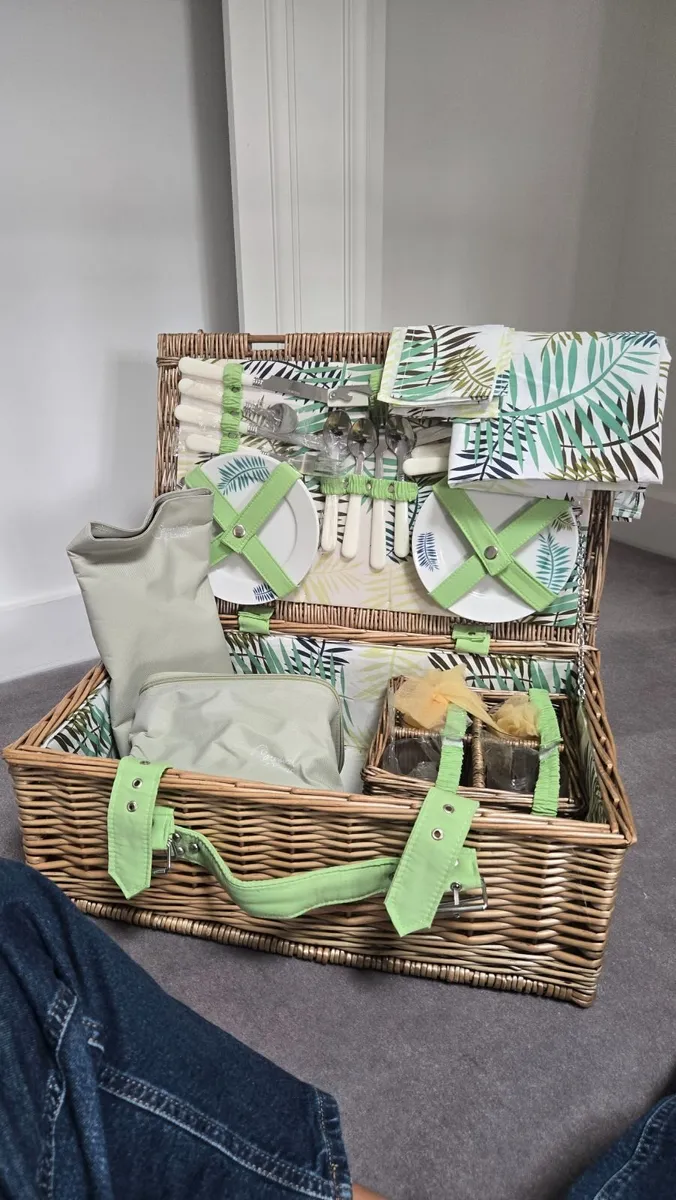 Wicker Picnic basket (4 place setting) - Image 3