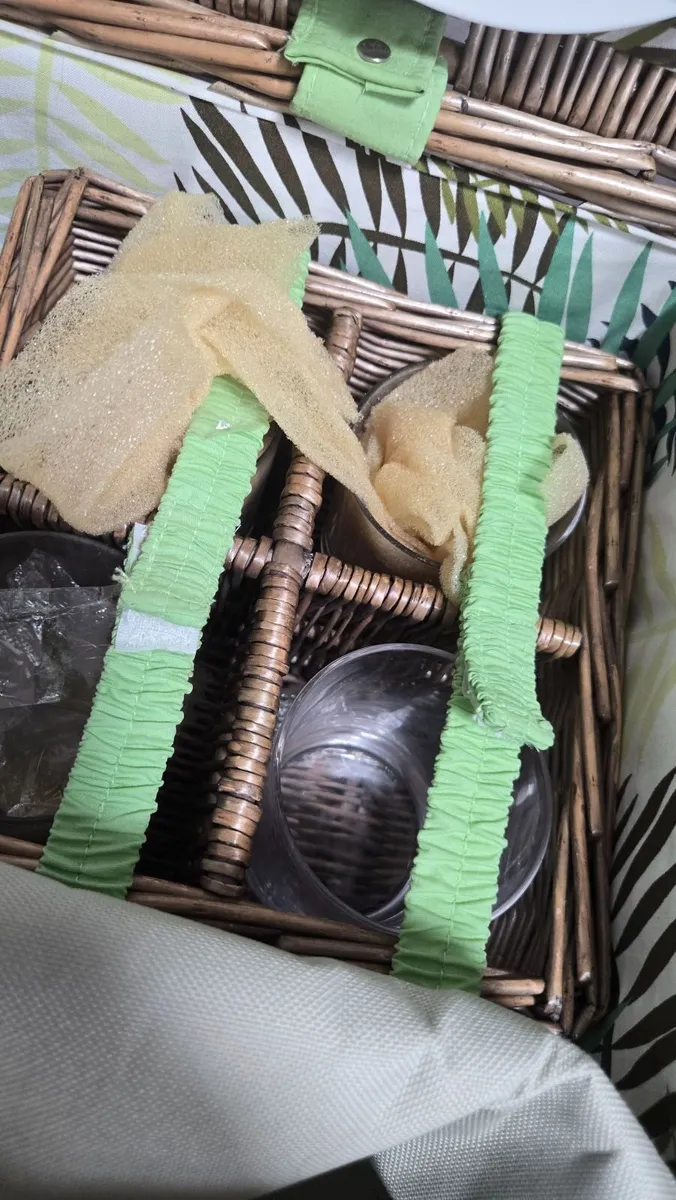 Wicker Picnic basket (4 place setting) - Image 4