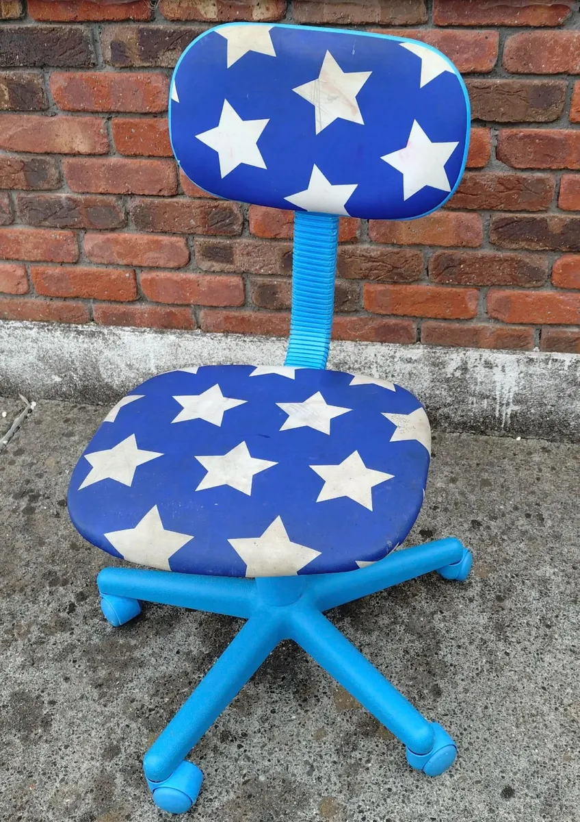 CHILD'S, SWIVEL CHAIR (USED). - Image 1