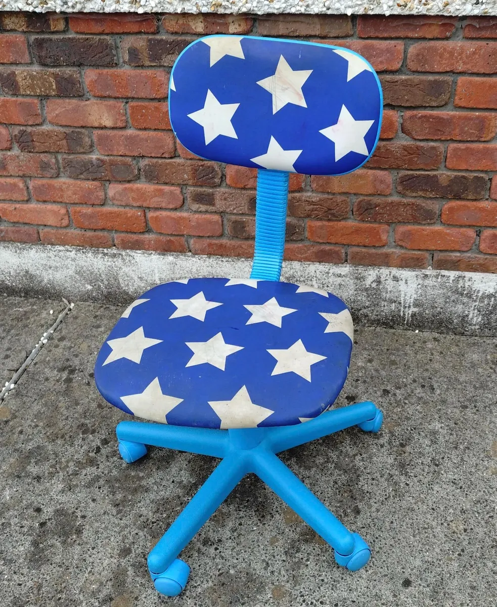 CHILD'S, SWIVEL CHAIR (USED). - Image 2