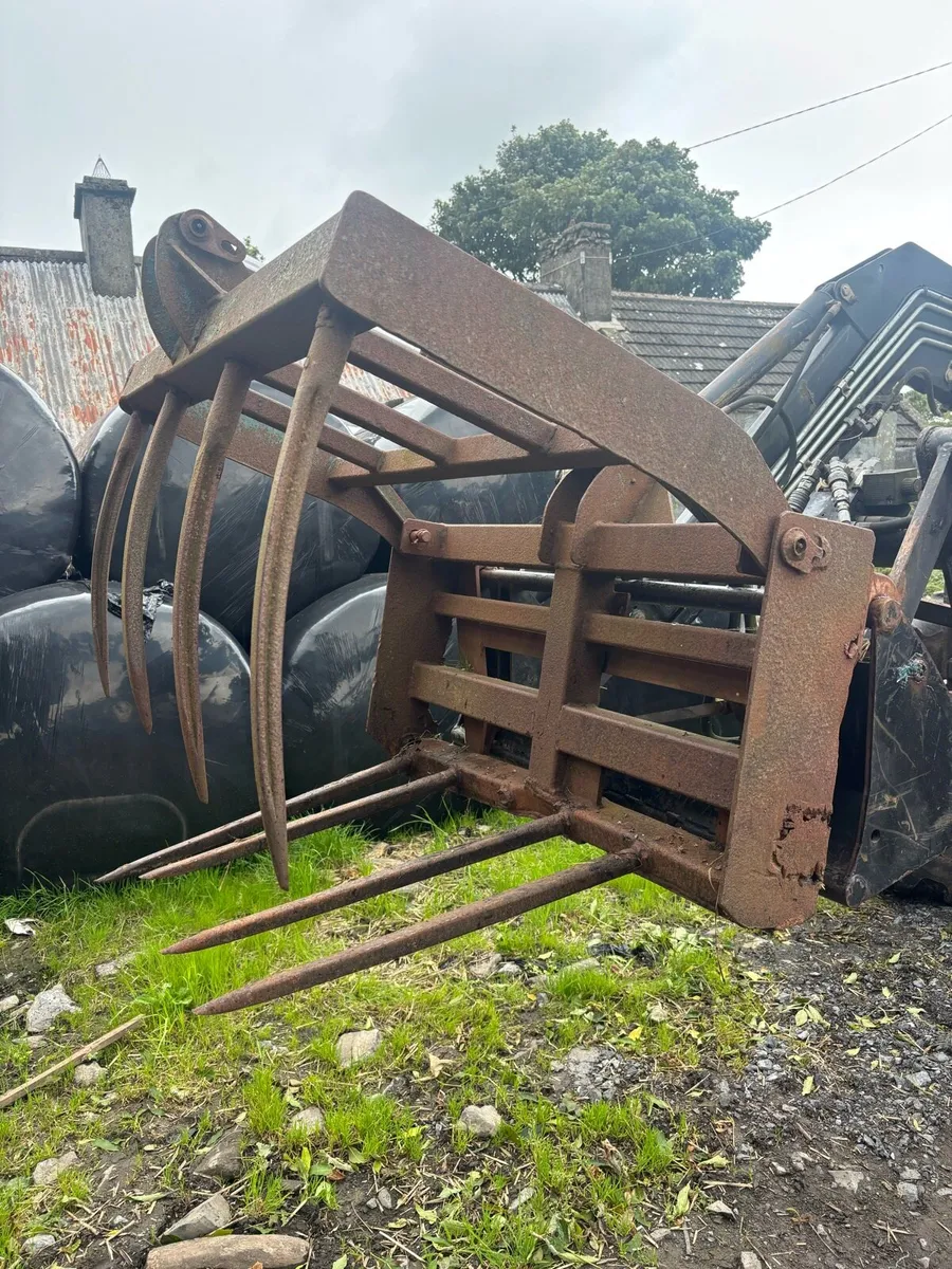 Bale Grab - Image 1