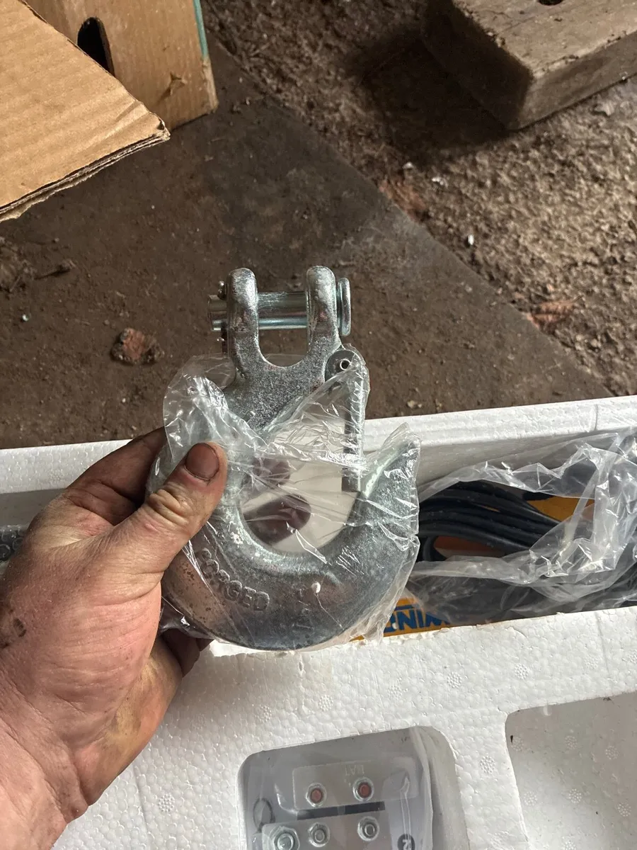 3500kg Superwinch 24v - Image 4