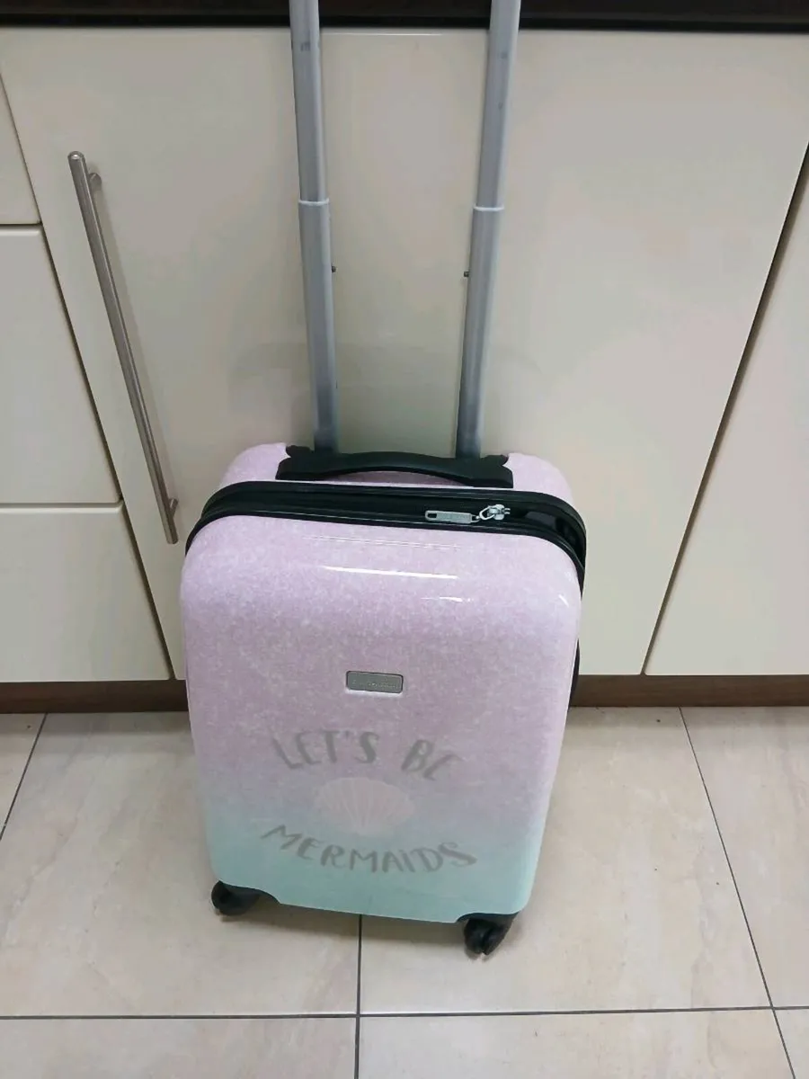 CABIN SIZE HARD TYPE SUITCASE 4 WHEELS - Image 1