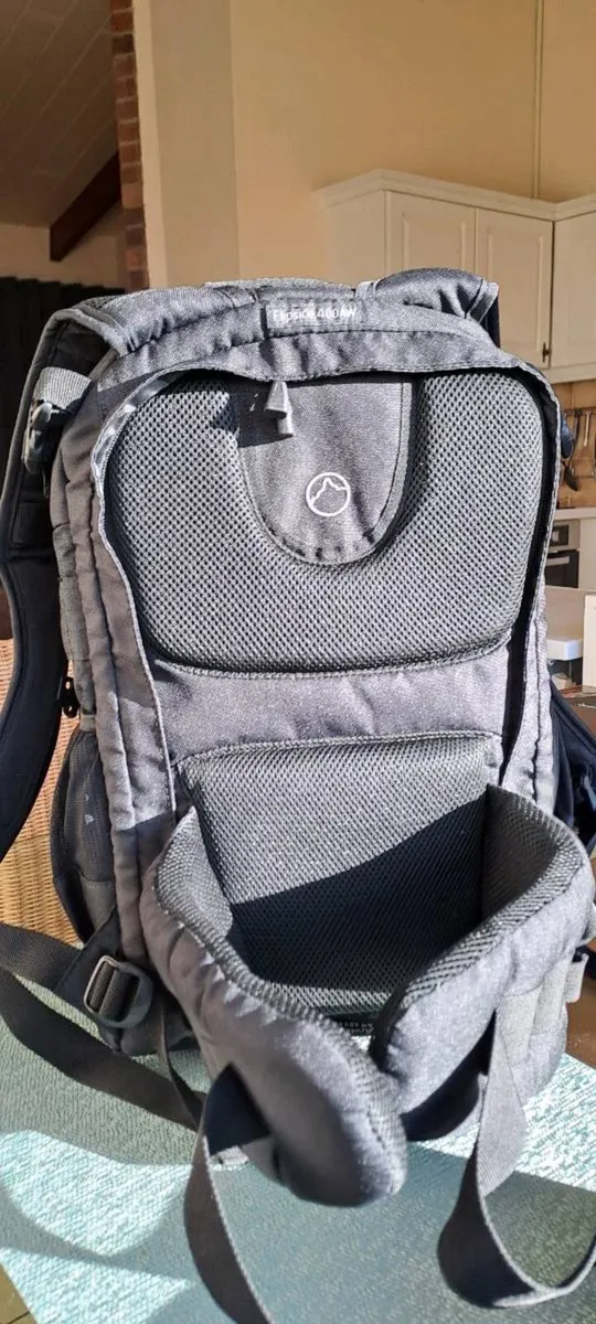 Lowe pro camera bag. - Image 3