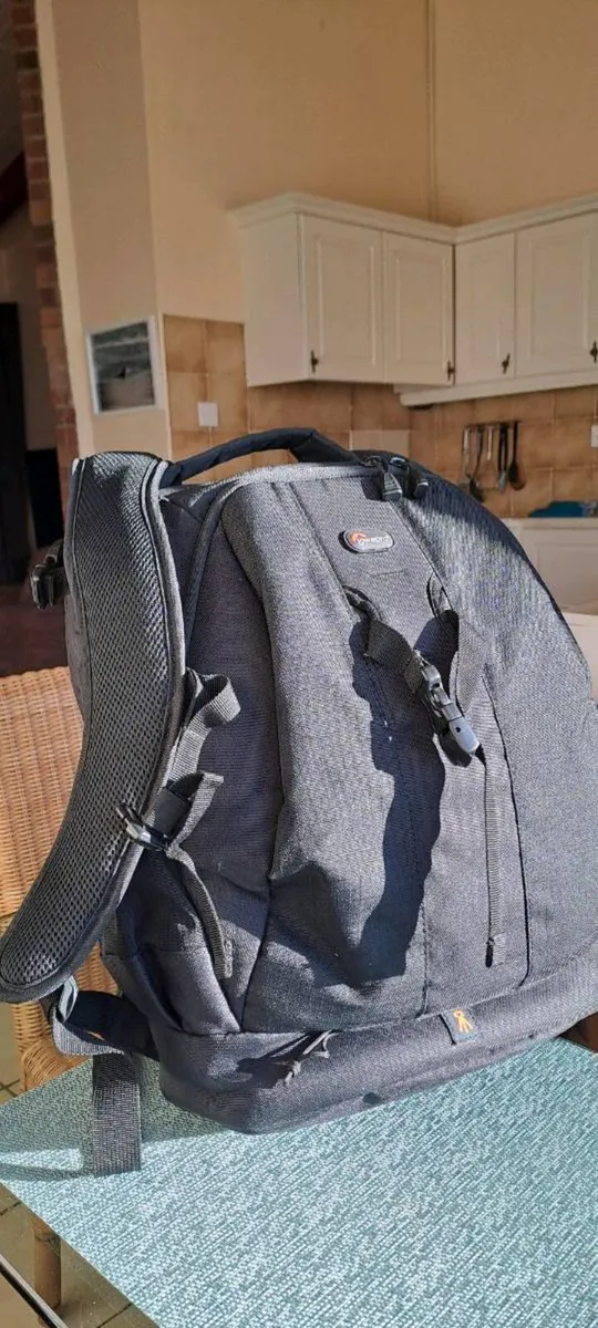 Lowe pro camera bag. - Image 4