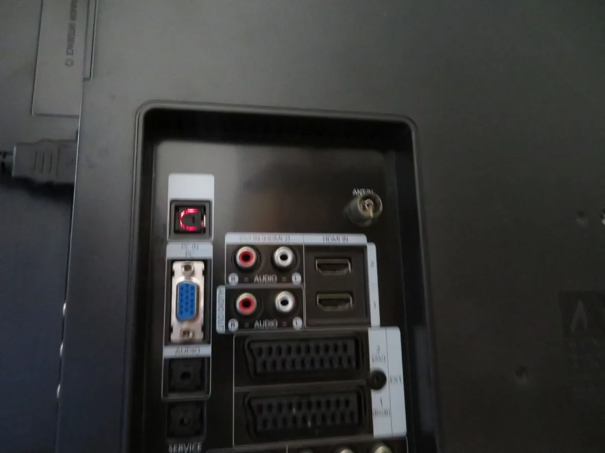 32 Inch Samsung TV (3 HDMI, no remote) - Image 3