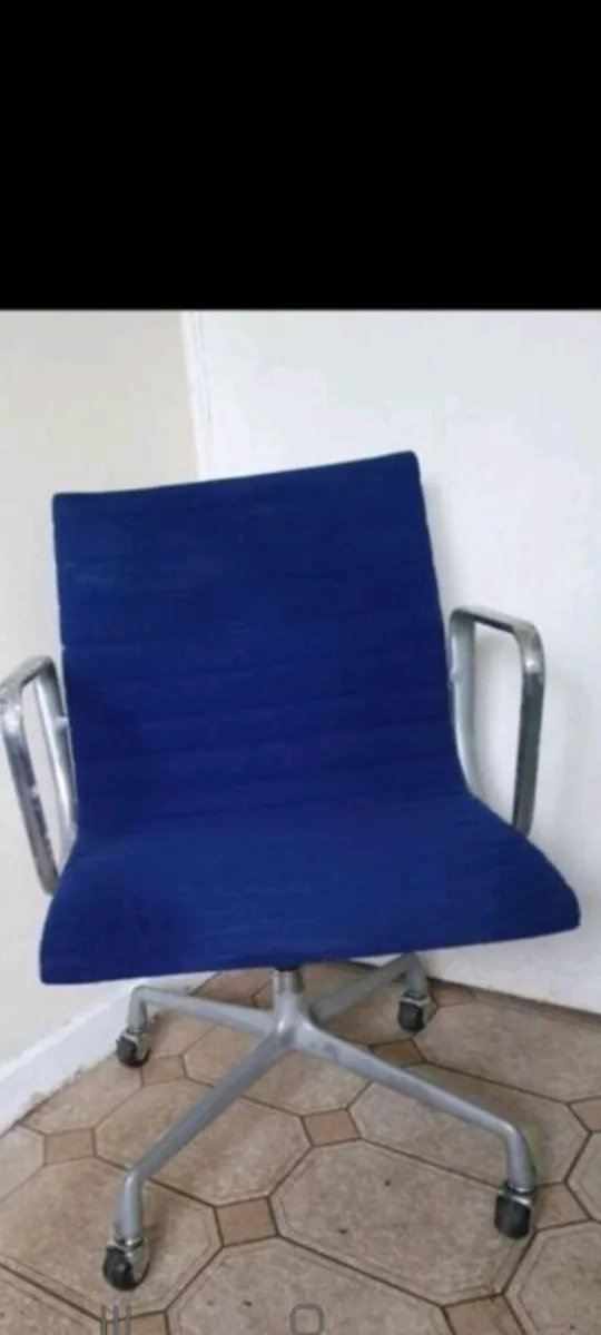 Eames herman miller group management chairs - Image 1