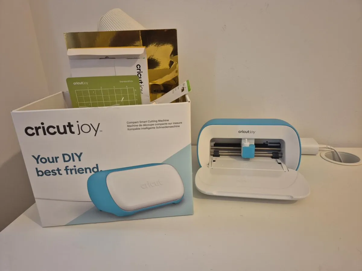 Cricut Joy + Accessories & Original Box - Image 2