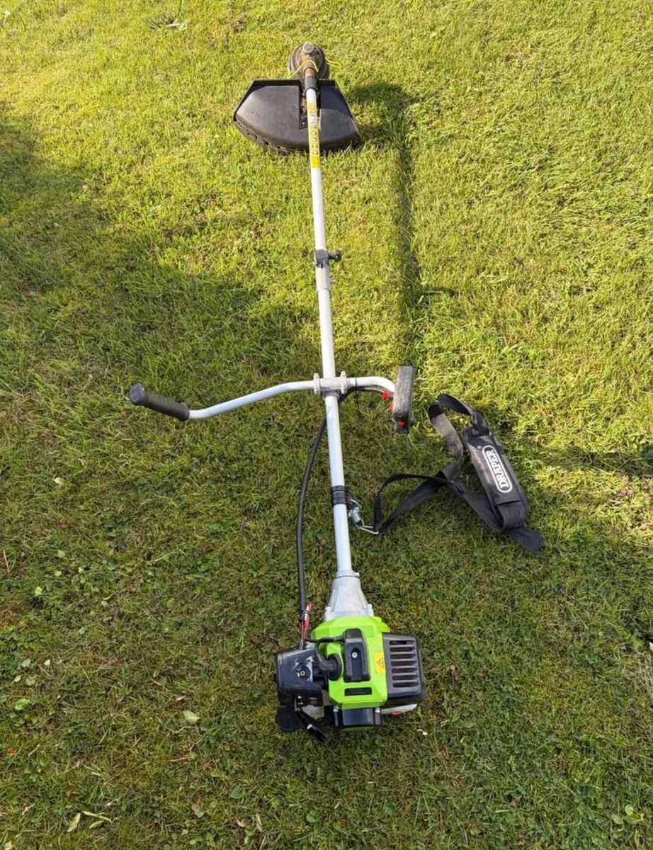 Draper 32.5cc petrol strimmer - Image 1